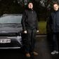 Claus Bo Hansen (tv) har helt opgivet at få strøm på en hybridbil og kører nu på ren benzin, mens Poul Grønbek (th) stadig lader bilen op andre steder, selv om det er kompliceret og besværligt. Foto: Gregers Tycho