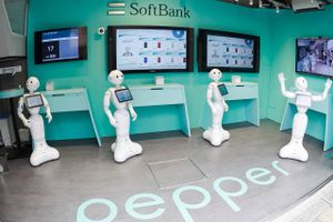 Det japanske mobilfirma Softbank åbnede i marts verdens første butik udelukkende drevet af robotter. Kina og Japan konkurrerer om, hvem der kan lave de mest avancerede - og mærkeligste - robotter i verden. Foto: Rodrigo Reyes Marin/AFLO) (via AP)