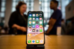 Apple er blevet dømt til at betale 145 mio. dollars for patentbrud til WiLan, men har appelleret dommen. Her en udgave af iPhone X. Foto: Michael Nagle/Bloomberg
