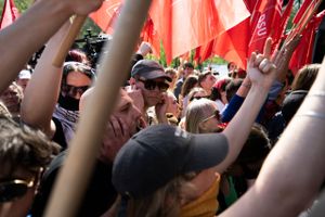 Oxfam i Danmark peger med ny analyse fingre ad bestyrelser og ejere af de danske virksomheder, der har en lønfest, som arbejderne ikke har fået invitation til. Derfor er der ikke meget at fejre 1. maj, lyder budskabet. DI lægger afstand til analysen.