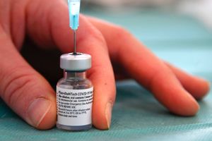 Pfizer fastholder, at virksomheden vil levere det antal vaccinedoser, som virksomheden er kontraktligt forpligtet til. 