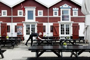 Nu kommer solen snart: Man gør klar til udeservering på Skagen Fiskerestaurant.