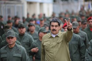 Venezuelas præsident Nicolas Meduro har den seneste uge omgivet sig selv med generaler og har ladet sig fotografere under flere militærøvelser. Foto: Reuters/Handout