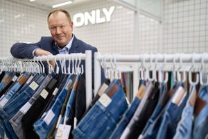 Finn Poulsen, der står i spidsen for Only Stores med 700 europæiske butikker i den danske modekoncern Bestseller, satser på både flere og større fysiske forretninger. Samtidig skal de drive egne onlinebutikker. 