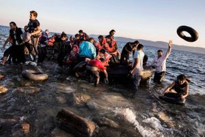 Den 12. november fulgte Jyllands-Posten blandt andet denne gruppe flygtninges ankomst til Lesbos. De 35 personer i menneske smuglernes gummibåd havde hver betalt 1.000 dollars – cirka 7.000 kr. – for den farefulde færd. Efter strabadserne faldt børnene i dyb søvn.