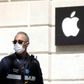 Apple vil forbedre funktionaliteten i sine iPhones, så låsefunktionen med ansigtgenkendelse fungerer bedre i en virkelighed, hvor flere og flere bærer masker for at bekytte mod udbredelsen af coronavirus, når samfundet åbnes op. Foto: Charles Platiau/Reuters