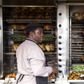 Kyllinger fra rotisserie er en af få varer i USA, der ikke er steget i pris i supermarkederne, selv om alle andre produkter er blevet dyrere. Her et rotisserie i San Francisco, der dog ikke ligger i et Costco. Foto: Jessica Christian/AP/Ritzau Scanpix