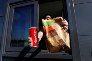 Under krisen har drive-in og hjemmelevering vist sit værd for Burger King i Danmark, der har lukket spiseområderne i sine restauranter og udelukkende solgt take away.