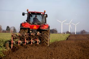 Antallet af landbrugskonkurser fortsætter med at falde, selv om den økonomiske krise raser, og omkostningerne stiger eksplosivt.