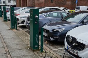 Elbilejere betaler markant mere i bilforsikring end ejere af benzin- og dieselbiler. Elbiler er dyre og har markant flere skader, lyder det.