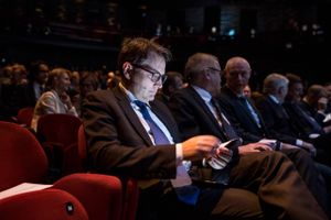 Erhvervsminister Brian Mikkelsen (K) tjekker sin telefon, inden han skal på scenen i Skuespilhuset til Finansrådets årsmøde. Foto: Stine Bidstrup