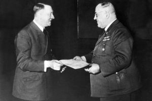 Hitler takker sin livlæge, Theodor Morell, for mange års indsprøjtninger ved at overrække ham et ridderkors. Morell gjorde reelt Hitler til narkoman. Billedet er fra februar 1944.