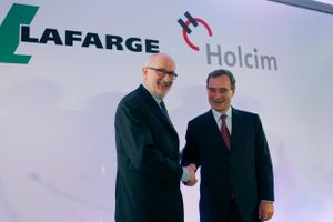 Bruno Lafont, bestyrelsesformand og administrerende direktør i Lafarge giver hånd til bestyrelsesformanden i Holcim, Rolf Soiron, da deres aftale om en fælles fusion kom i hus. 