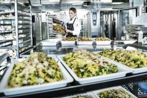 Catering- og kantinedelen af Løgismose Meyers har opkøbt en Hvidovre-baseret cateringvirksomhed, der dagligt serverer frokost for 3000 mennesker.
