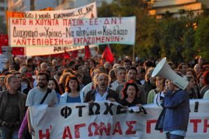 Græske demonstranter viser tilbage i maj 2010 deres utilfredshed med budgetnedskæringer og skattestigninger. Nyhedsbureauet Bloomberg søgte i august samme år om aktindsigt i dokumenter, der beskriver ansvaret for den græske gældskrise. 