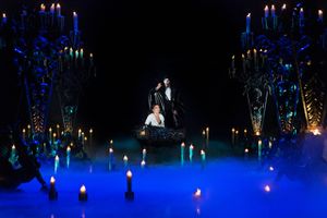 En nærmest ikonisk scene i ”The Phantom of the Opera” er, da fantomet (Tomas Ambt Kofod) sejler Christine (Sibylle Glosted) ind i grotterne under teatret. Foto: Miklos Szabo