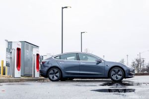Teslas overraskende prisfald får ekstra medvind af de danske bilafgifter. Det er konkurrenternes uheld, lyder meldingen.
