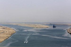 Udgravningen af Suezkanalen har betydet, at man flere steder kan sejle ad to spor. Før var der mange steder kun et, og så var der stor risiko for forsinkelser. Foto: AP / Amr Nabil 