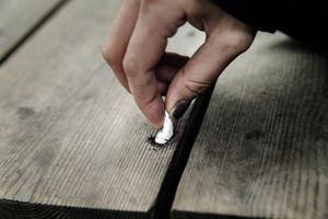 Når folk bliver trykket på tegnebogen, ændrer de lettere adfærd, end hvis de er til gruppeterapi eller tygger nikotintyggegummi, mener ekspert. Regeringen fastholder, at kampagner er løsningen.