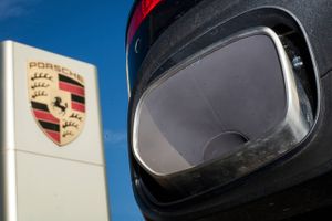 Porsche standsede i juli salget af nye biler, fordi ikke alle modeller kunne leve op til den nye Euro 6-norm for udstødningsgasser. Foto: AP/Christoph Schmidt