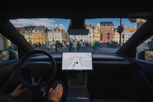 En uventet godkendelse fra Færdselsstyrelsen betyder, at danske Tesla-ejere nu må slippe mærkets mest avancerede og omdiskuterede software løs på vejene.