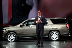 GM's præsident Mark Reuss er en stor figur i Detroit, men en lille mand, når han står foran den 575 cm lange Chevrolet Suburban SUV. Foto: Reuters/Rebecca Cook  