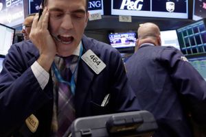 Overraskelser i regnskaber giver hektisk handel med aktier. Her en travl dag på Wall Street. Foto: AP Photo/Richard Drew