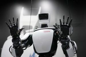 Rolig nu, jeg er jeres ven: En af Toyotas mange robotter laver fagter ved en international robotmesse i Tokyo, oktober. Robotten skal bruges i serviceindustrien. Foto: AP Photo/Eugene Hoshiko