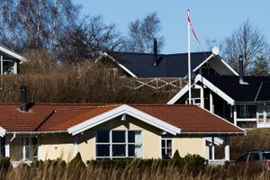 Regeringen vil nedsætte elvarmeafgiften for sommerhuse.