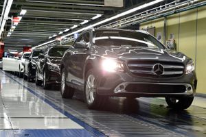 På grund af ulovlig software har Mercedes-Benz-biler fra den tyske bilgigant Daimler tilsyneladende forurenet mere end de må. En gigantisk bøde har nu kurs mod bilkoncernen.
