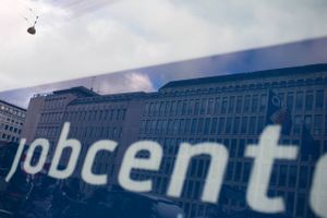 Arbejdsmarkedet fortsætter med at vise styrke. Fra februar til marts faldt antallet af ledige en anelse.