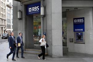 De to storbanker, Royal Bank of Scotland og Lloyds Banking Group truer med at flytte deres hovedkvarterer til England, hvis skotterne stemmer ja til uaf hængighed. Her Royal Bank of Scotland i London. Arkivfoto: AP