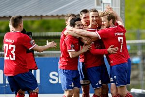 Det advokatejede selskab, Registrering Danmark i Slagelse, betalte løn og biler til seks ansatte, selv om de arbejdede for fodboldklubben FC Vestsjælland. 