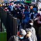 Dagligt ser man lange køer foran Elmhurst Hospital Center i Queens, New York. Det er folk, der venter på at blive testet for coronavirus. Foto: Eduardo Munoz Alvarez/Getty Images/AFP