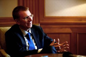 Letland har gjort sig til bannerfører for en hård kurs mod Putin og Lukasjenko. Og spørger man landets mangeårige udenrigsminister, bør Europa følge trop.