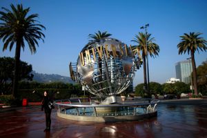 Det amerikanske tv- og filmselskab Comcast har kastet en stor bunke penge efter den japanske temapark Universal Studios Japan.