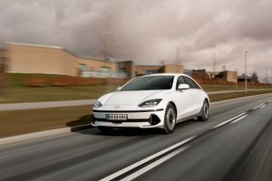 Den ligner ingen andre, den nye Hyundai Ioniq 6. Bag de opsigtsvækkende linjer gemmer der sig en rummelig og ekstremt effektiv elbil. 