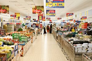 Samtidig med at forbrugerpriserne tog et historisk dyk, så peger flere andre områder af økonomien på mere inflation med tiden