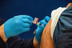 Mens Astrazeneca-vaccinen vurderes at være definitivt ude af billedet i Danmark er Anders Beich, formand for de praktiserende læger, åben for en frivillig ordning for Johnson & Johnson-vaccinen. 