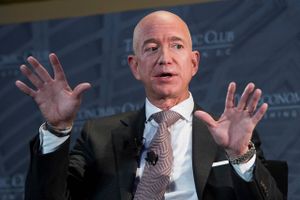 Jeff Bezos vil give 7,7 pct. af sin formue til en ny fond, der skal bekæmpe klimaforandringer. Foto: AP/Cliff Owen.