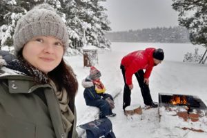 Veera Lavikkala cooks hot dogs in the snow with her family. Foto: Veera Lavikkala