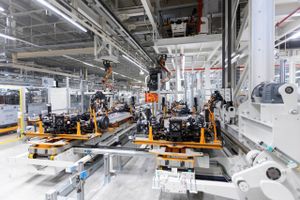 The chassis and battery packs of a Volkswagen ID.5 electric sports utility vehicle on the assembly line in Zwickau, Germany, on Jan. 27, 2020. Foto: Bloomberg photo by Krisztian Bocsi.