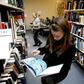 At hjælpe læseglade besøgende med at finde de rigtige bøger og sørge for, at biblioteket har den beholdning, det skal have, er et af de mest attraktive job, når det gælder work-life-balance. Arkivfoto: David Bering