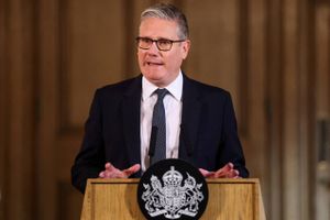Den britiske økonomi har det dårligt, og det har været med til at kaste regeringen ud i en krise. Samtidig stiger renterne og gør livet for briterne endnu sværere.