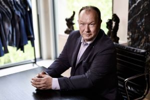 60 år lørdag: Direktør Finn Poulsen var første medarbejder i det selskab, som siden blev til Bestseller. Kunst giver ham et modspil til livet som erhvervsleder.  