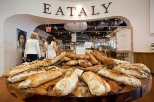 Det skulle være noget af det, der fik vendt skuden i luksus-stormagasinet Illum, men efter kun lidt over et år lukker gourmetsatsningen Eataly, skriver Berlingske Business.