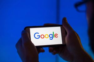The Google logo on an Apple iPhone smartphone in an arranged photograph. Foto: Bloomberg photo by Jason Alden