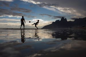 Ipanema-stranden i Rio de Janeiro skal lægge sand til et danske eksportfremstød under OL i august. Foto: Felipe Dana/AP