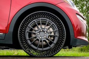 Det nye dæk fra Michelin er en prototype, der skal testes af General Motors. Man kan se gennem dækket, der er punkterfrit. Foto: Steve Fecht/General Motors.