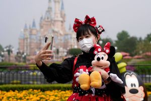 Efter at være lukket ned i fire måneder er Disneyland Shanghai igen åben for besøgende. Parken havde mandag tusindvis af besøgende, efter billetterne er blevet revet væk.